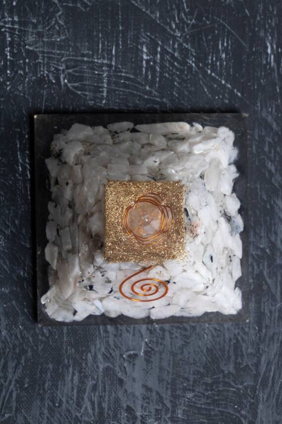 Sertifikalı Ay Taşı Piramit - 4