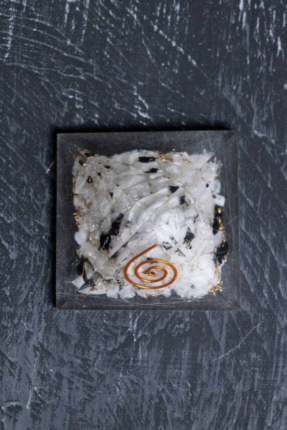 Sertifikalı Ay Taşı Piramit - 4