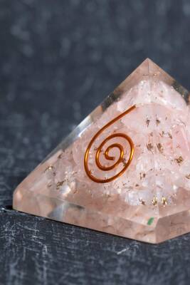 Sertifikalı Pembe kuvars Piramit - 3