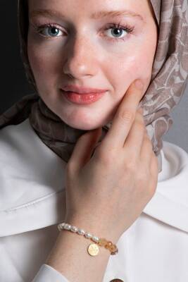 Sertifikalı Sakral Çakra Bilekliği: Güneş Taşı, Sitrin, Rutilli Kuvars, İnci Gümüş Charm ve Aparatlı Doğal Taş Bileklik (SK:083) - Osmanlı Doğal Taş